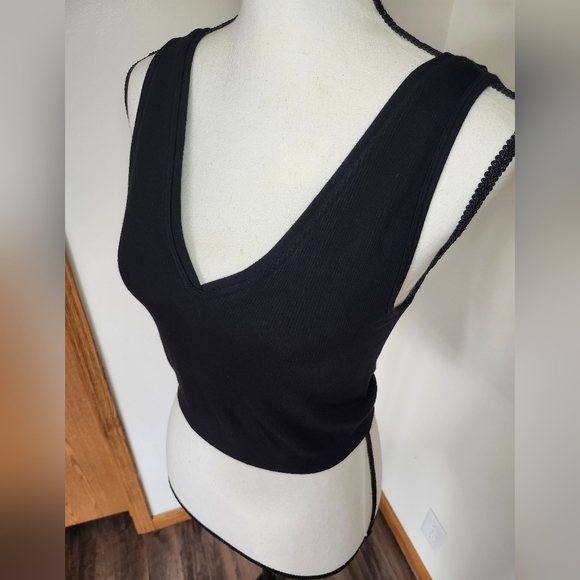 Fabletics Ribbed Black Sleeveless V Neck Crop Top Tank Shirt *Read Size* - Picture 2 of 4